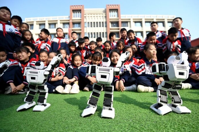 Siswa belajar AI di sekolah dasar dan menengah di Beijing